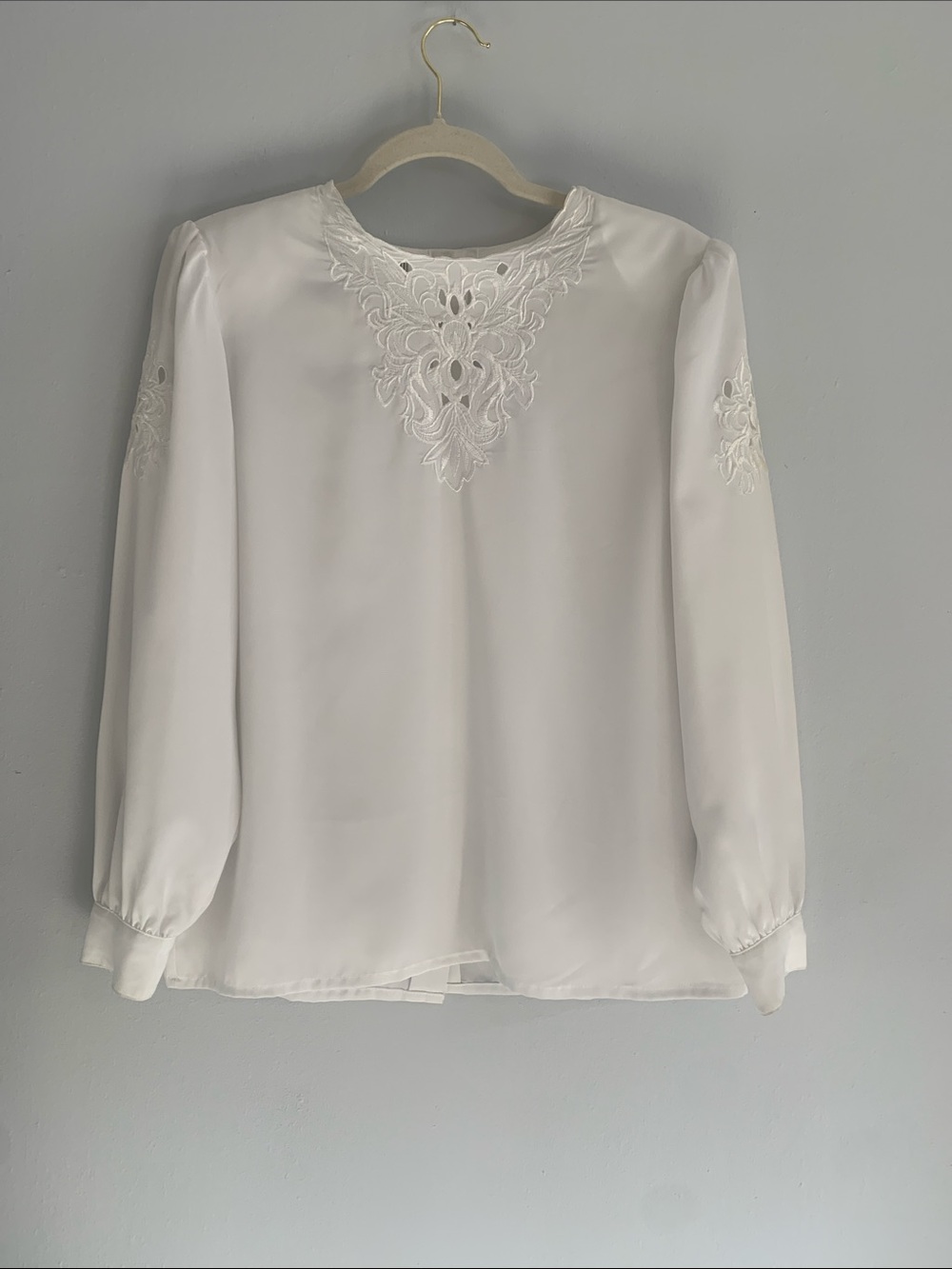 CHRISTIE & JILL Vintage Elegant White Embroidered Long-Sleeve Blouse